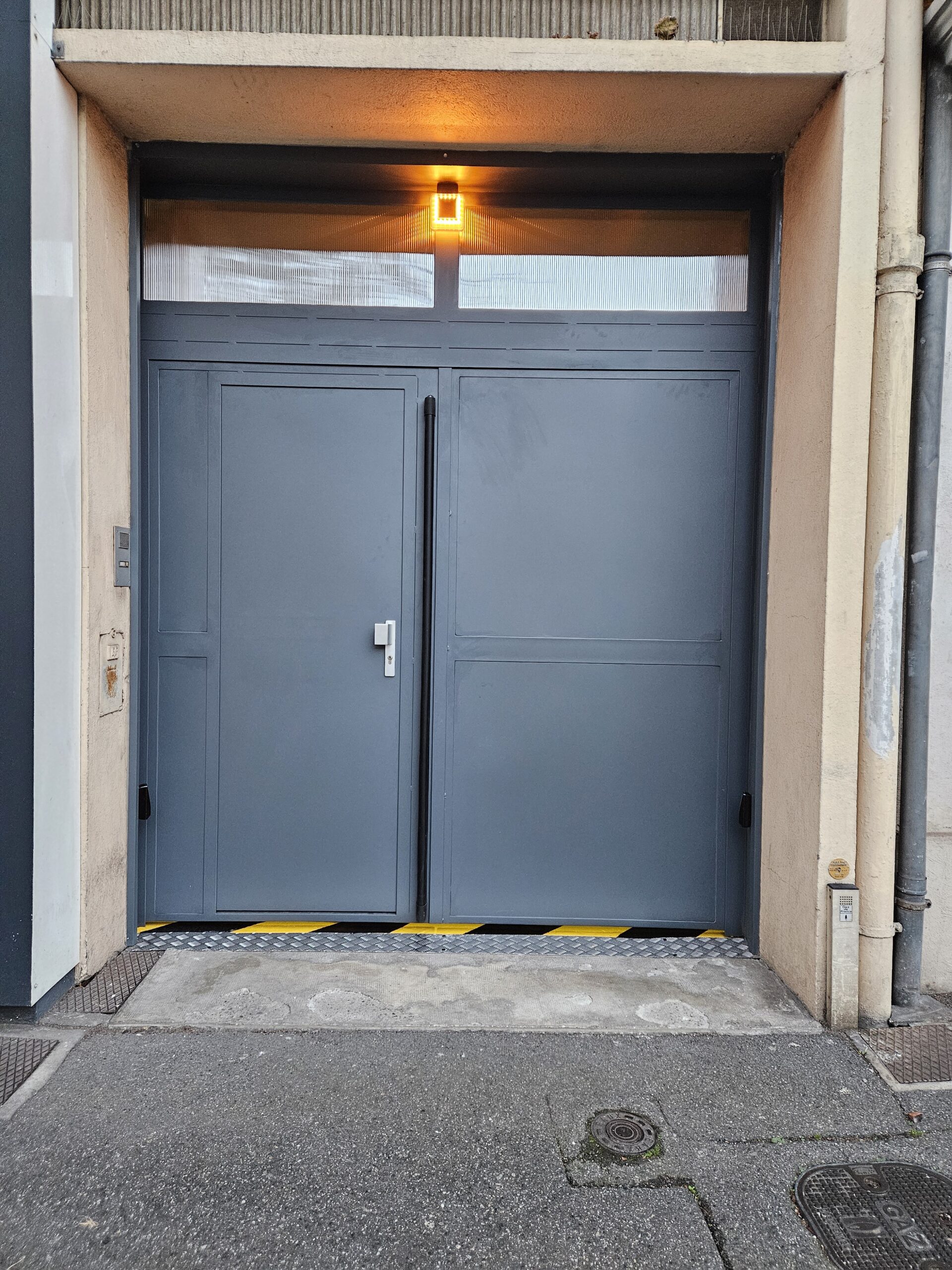 Porte cochère motorisé en acier galvanisé thermolaqué avec portillon intégré